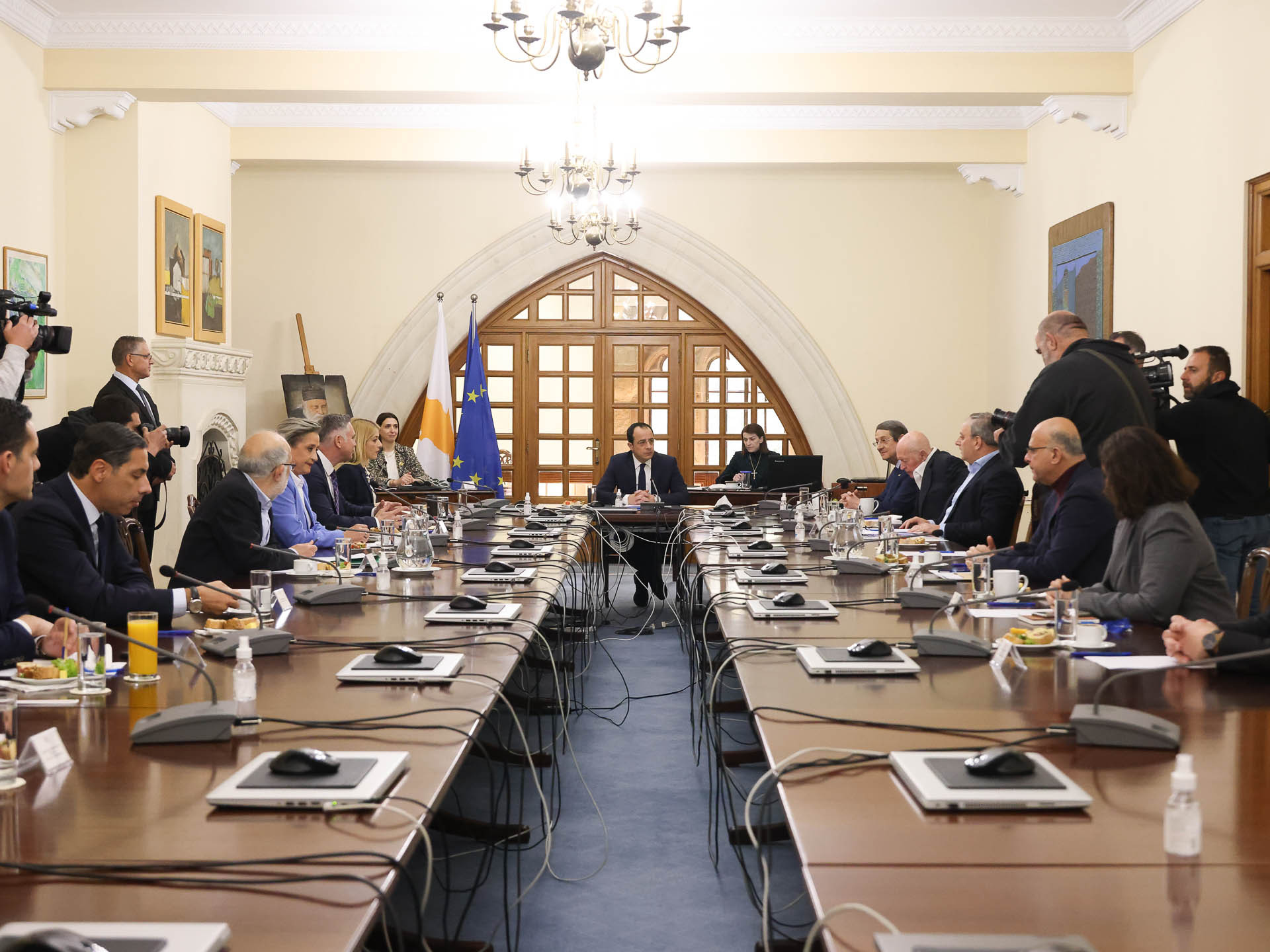 ΦΩΤΟ: Εθνικό Συμβούλιο με… πρωτιές, ενημερώνει πολιτικούς αρχηγούς ο ΠτΔ