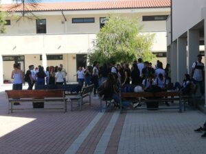 Έξω από τις τάξεις οι μαθητές των Λειβαδιών, διαμαρτύρονται για τον υπερπληθυσμό
