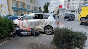 ΦΩΤΟ: Στο νοσοκομείο μοτοσικλετιστής που προσέκρουσε σε δύο οχήματα στα Λατσιά