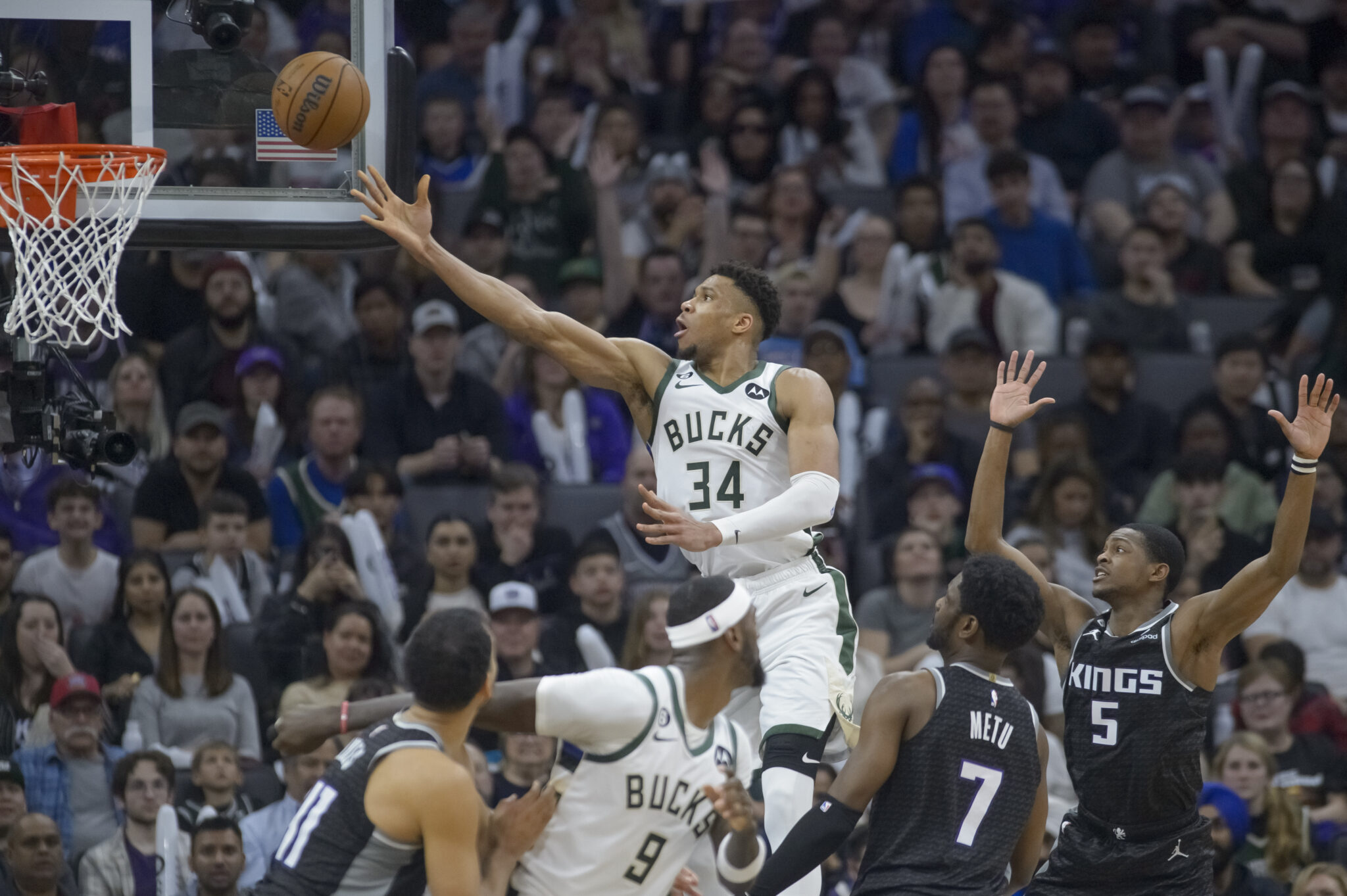 Επέστρεψε αγριεμένος ο Γιάννης και «καθάρισε» με 46 πόντους τους Κινγκς