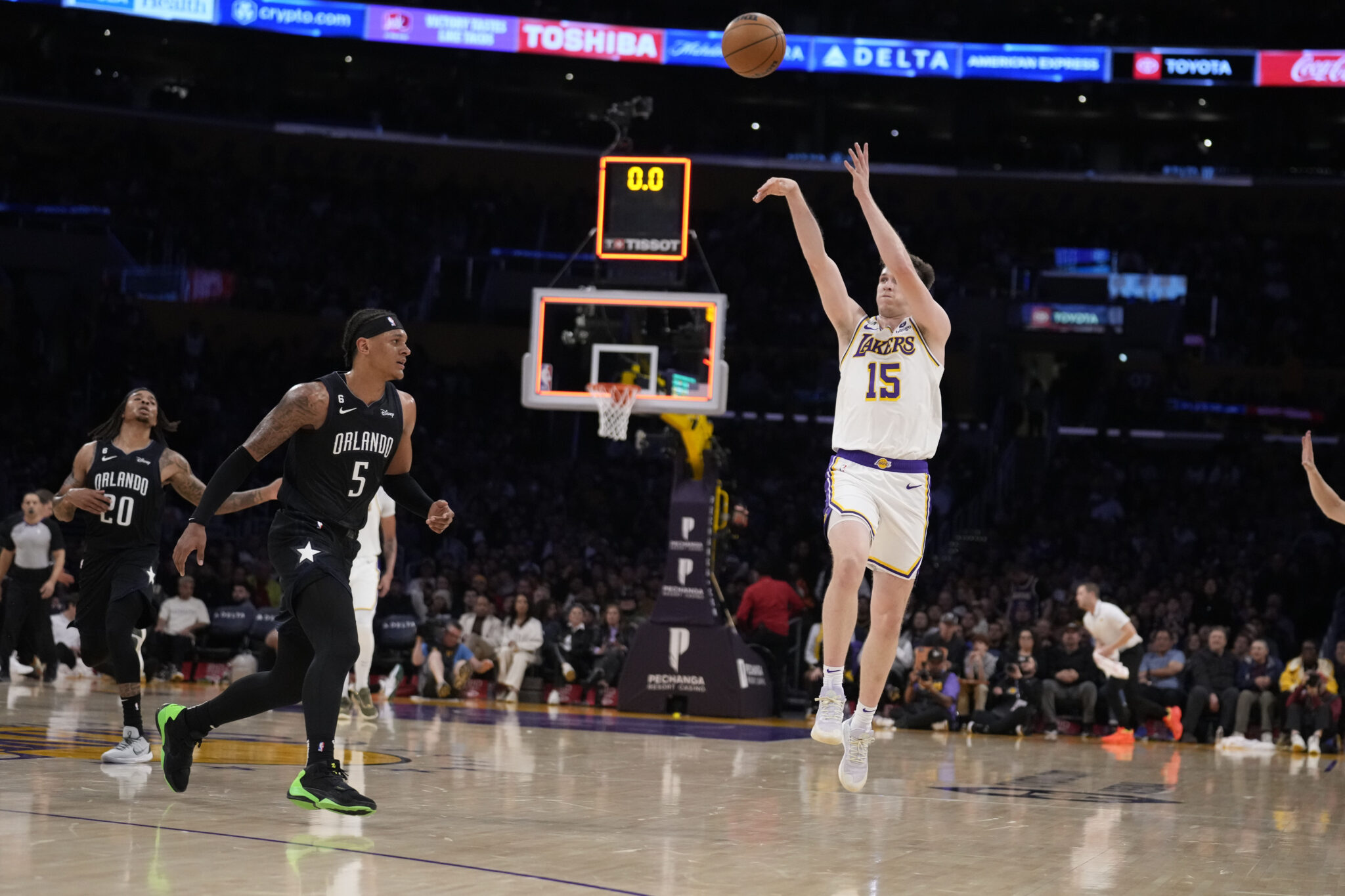 Νίκη-ανάσα με απρόσμενο ήρωα για Λέικερς