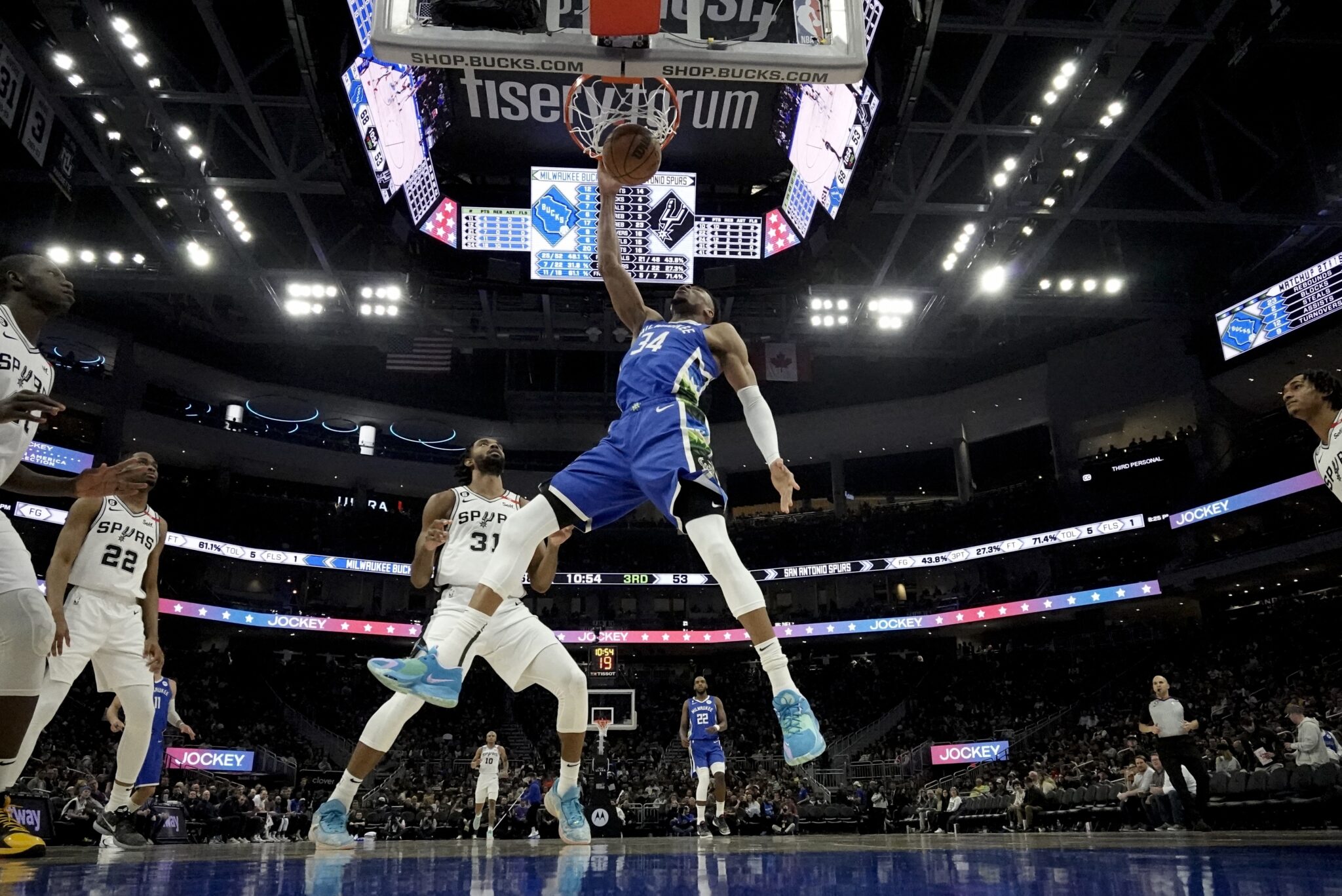 Οι Μπακς «διέλυσαν» τους Σπερς με νέο double-double του Γιάννη