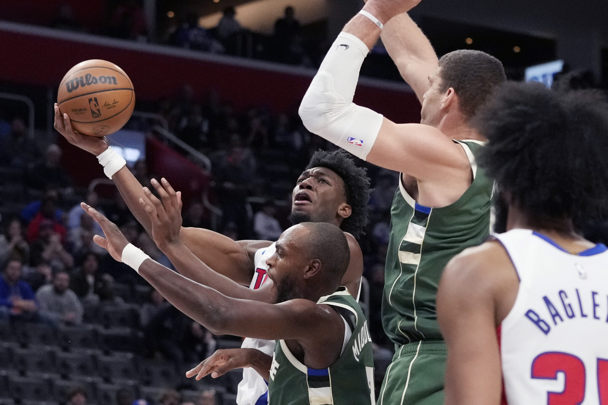 Μίντλετον και Λόπεζ «μίλησαν» στα δύσκολα, νίκη για τους Μπακς στο Ντιτρόιτ