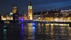 Αποφεύγει την ύφεση η βρετανική οικονομία, παρουσιάστηκε ο νέος προϋπολογισμός