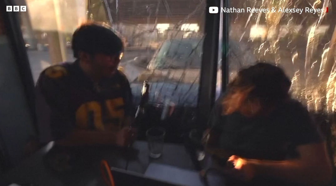 ΒΙΝΤΕΟ: Η στιγμή που όχημα πέφτει πάνω σε καφέ κατά τη διάρκεια podcast