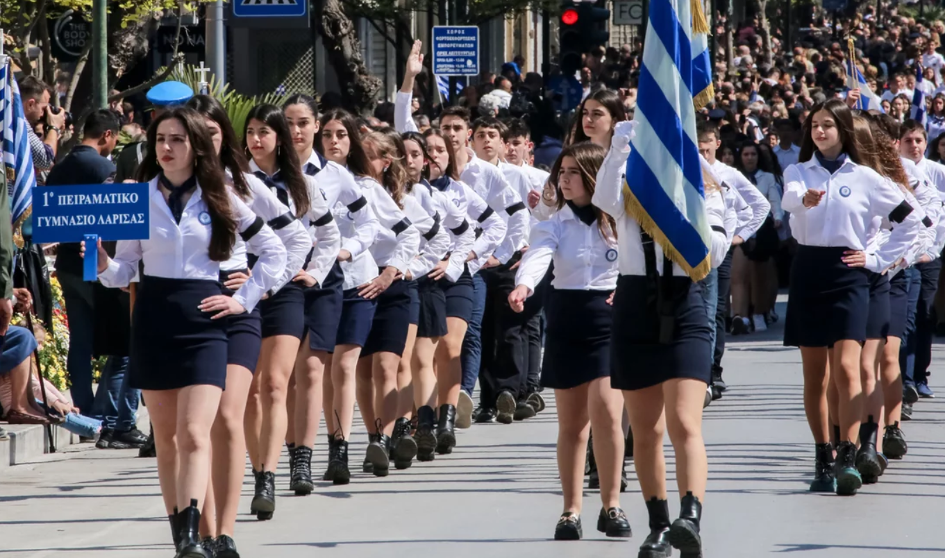 Με μαύρα περιβραχιόνια: Στη σκιά της τραγωδίας στα Τέμπη η παρέλαση στη Λάρισα