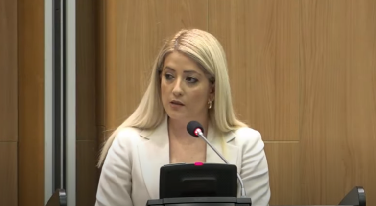 Διαμαρτυρία Αννίτας για ανάρτηση σημαίας ψευδοκράτους σε συνέλευση στο Μπαχρέιν