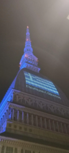 Ιταλία: Το μνημείο-σύμβολο του Τορίνο ντύθηκε στα γαλανόλευκα