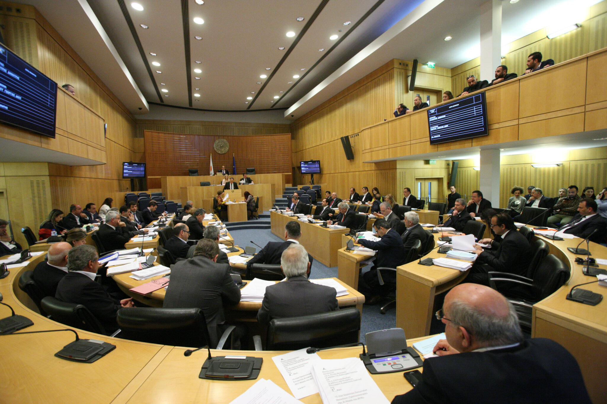 Ενώπιον Ολομέλειας καταχρηστικές ρήτρες και βασικοί λογαριασμοί