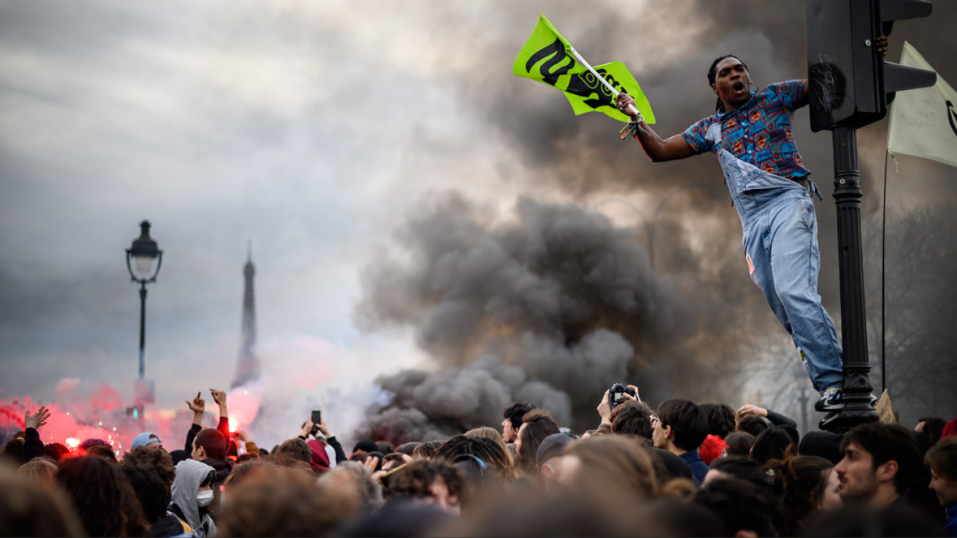 Σκηνές χάους στη Γαλλία: 217 συλλήψεις σε διαδηλώσεις για το συνταξιοδοτικό