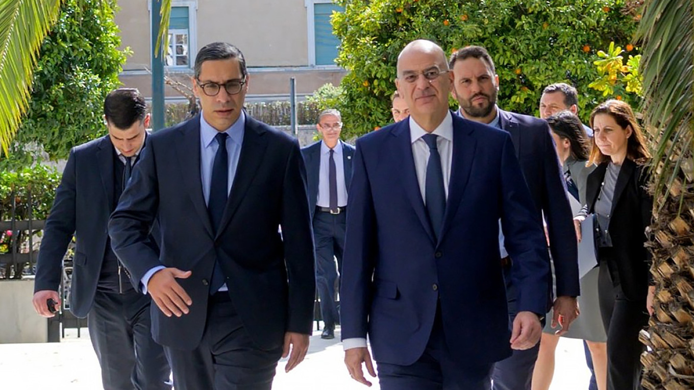 Κόμπος στον Δένδια: «Δεν θα δεχθούμε διχοτομικές λύσεις ή λύσεις δύο κρατών»