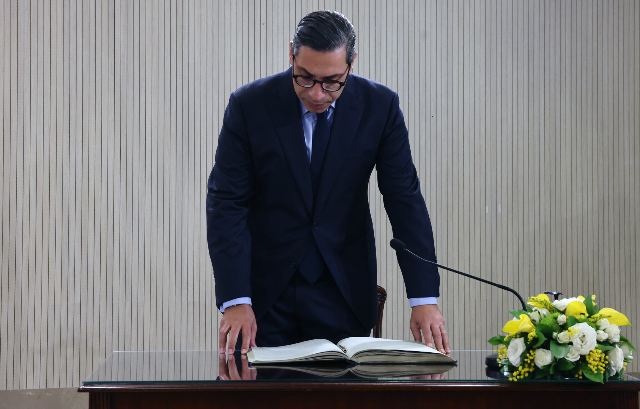 Στην Αθήνα ο Κόμπος: «Βλέπει» Δένδια, συζητά για κυπριακό κι Ανατολική Μεσόγειο