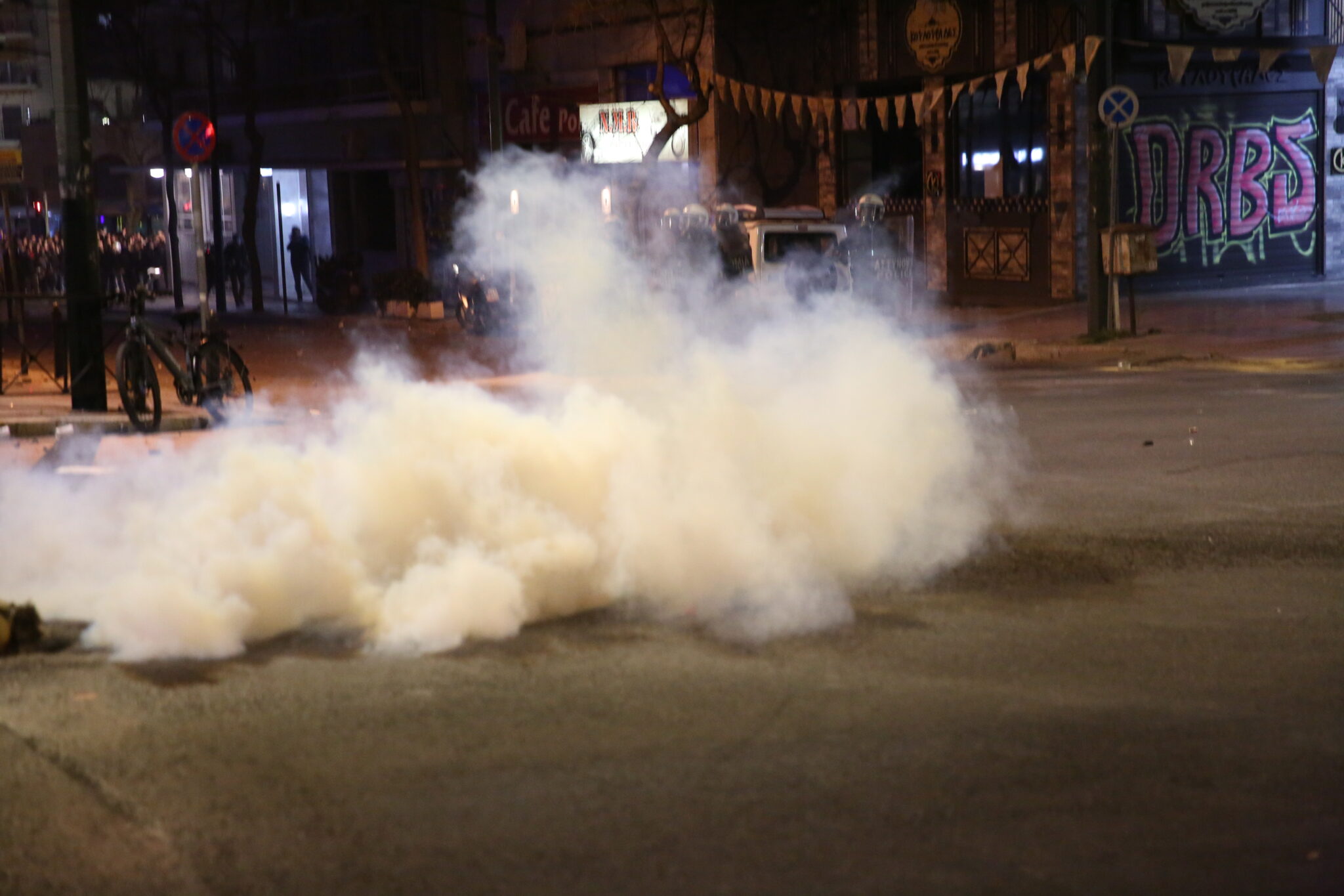 ΒΙΝΤΕΟ: Πετροπόλεμος και δακρυγόνα έξω από τα γραφεία της Hellenic Train