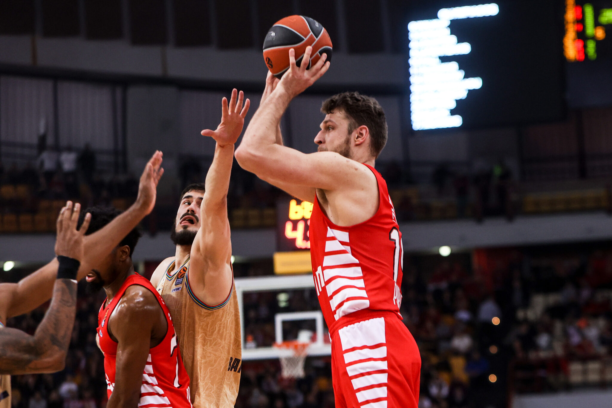 «Στραγγάλισε» την Μπαρσελόνα και έκανε βήμα για το πλεονέκτημα ο Ολυμπιακός