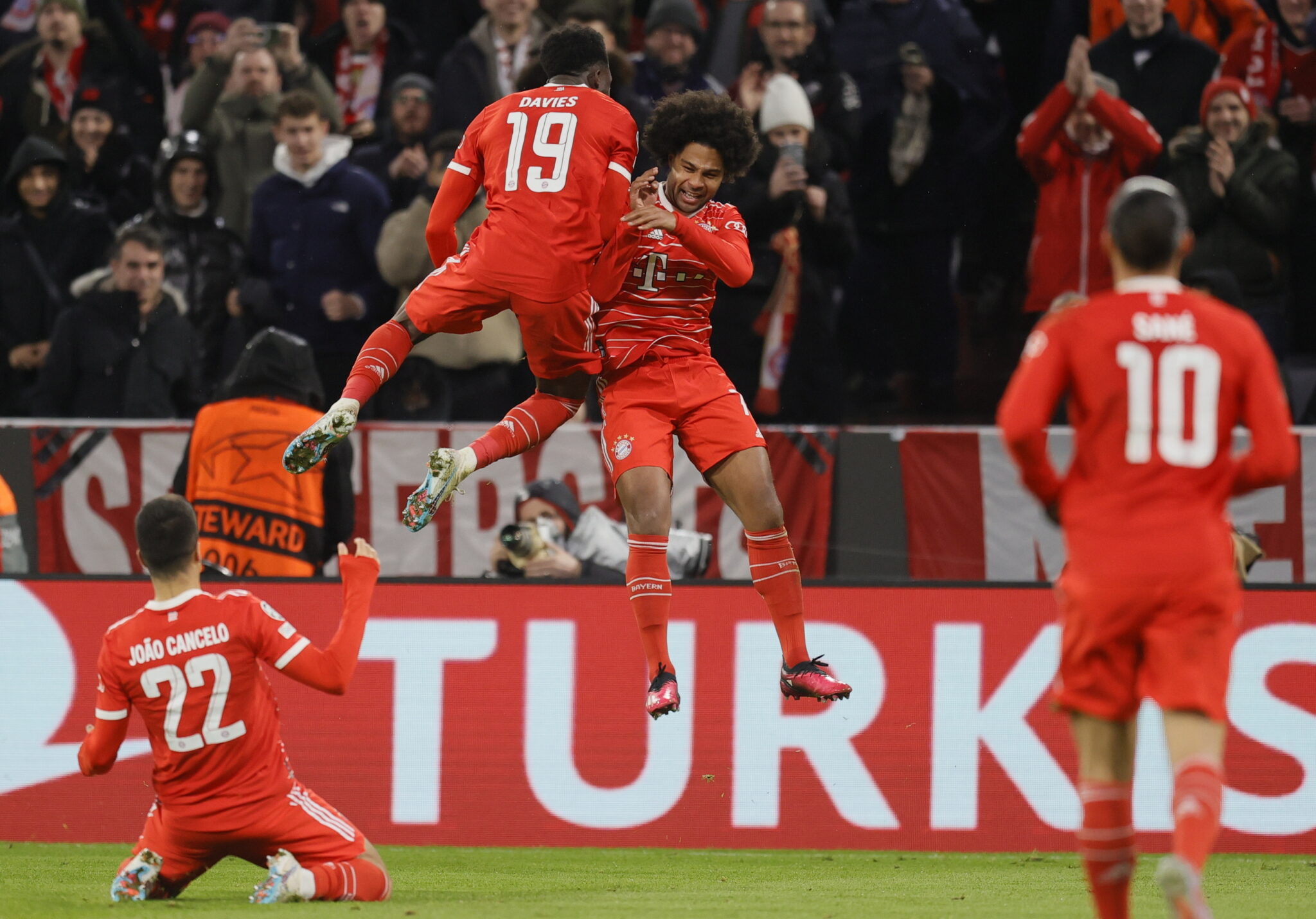 Champions League: «Τέζαρε» την Παρί η Μπάγερν, έμεινε όρθια στην Αγγλία η Μίλαν