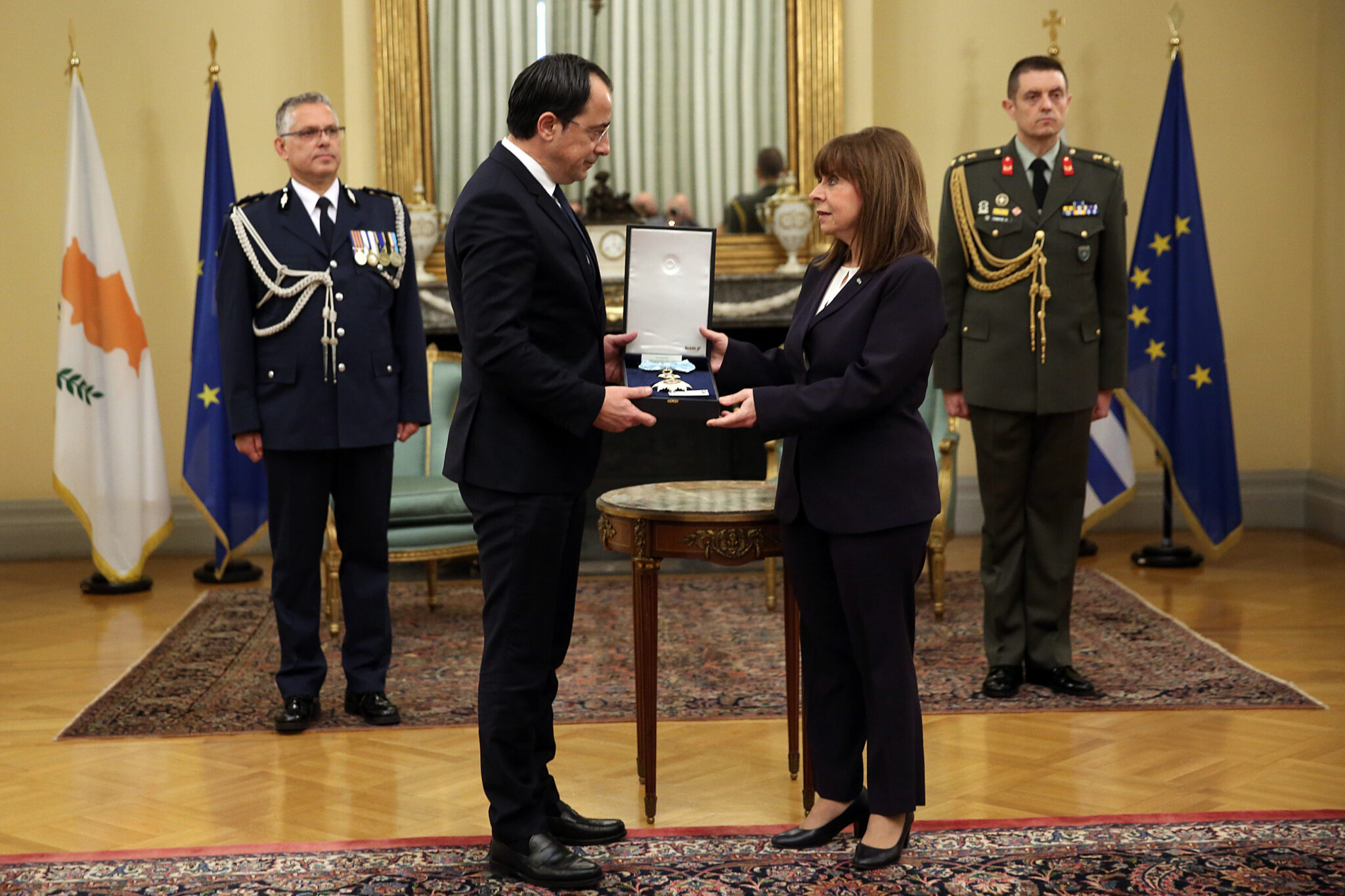 Στη σκιά της τραγωδίας των Τεμπών η συνάντηση Χριστοδουλίδη-Σακελλαροπούλου