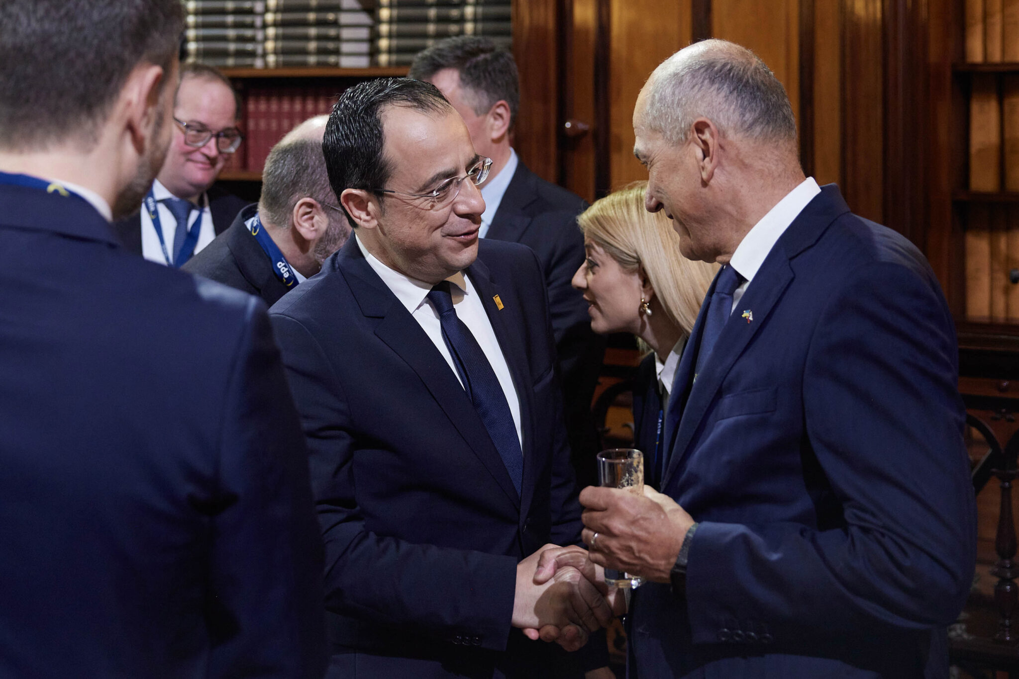 Ο ΠτΔ βλέπει Μακρόν και ενημερώνει Ευρωπαίους ομολόγους του για την πρότασή του