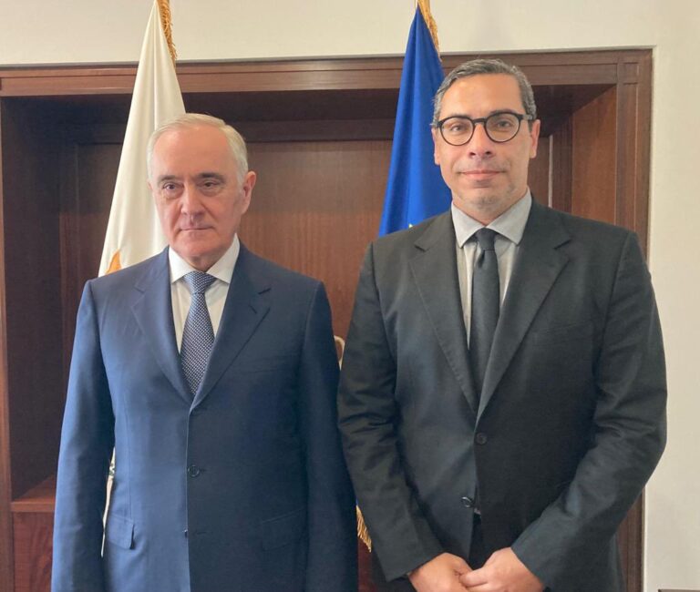 Με τους πρέσβεις της Ρωσίας και της Κίνας συναντήθηκε ο Κόμπος