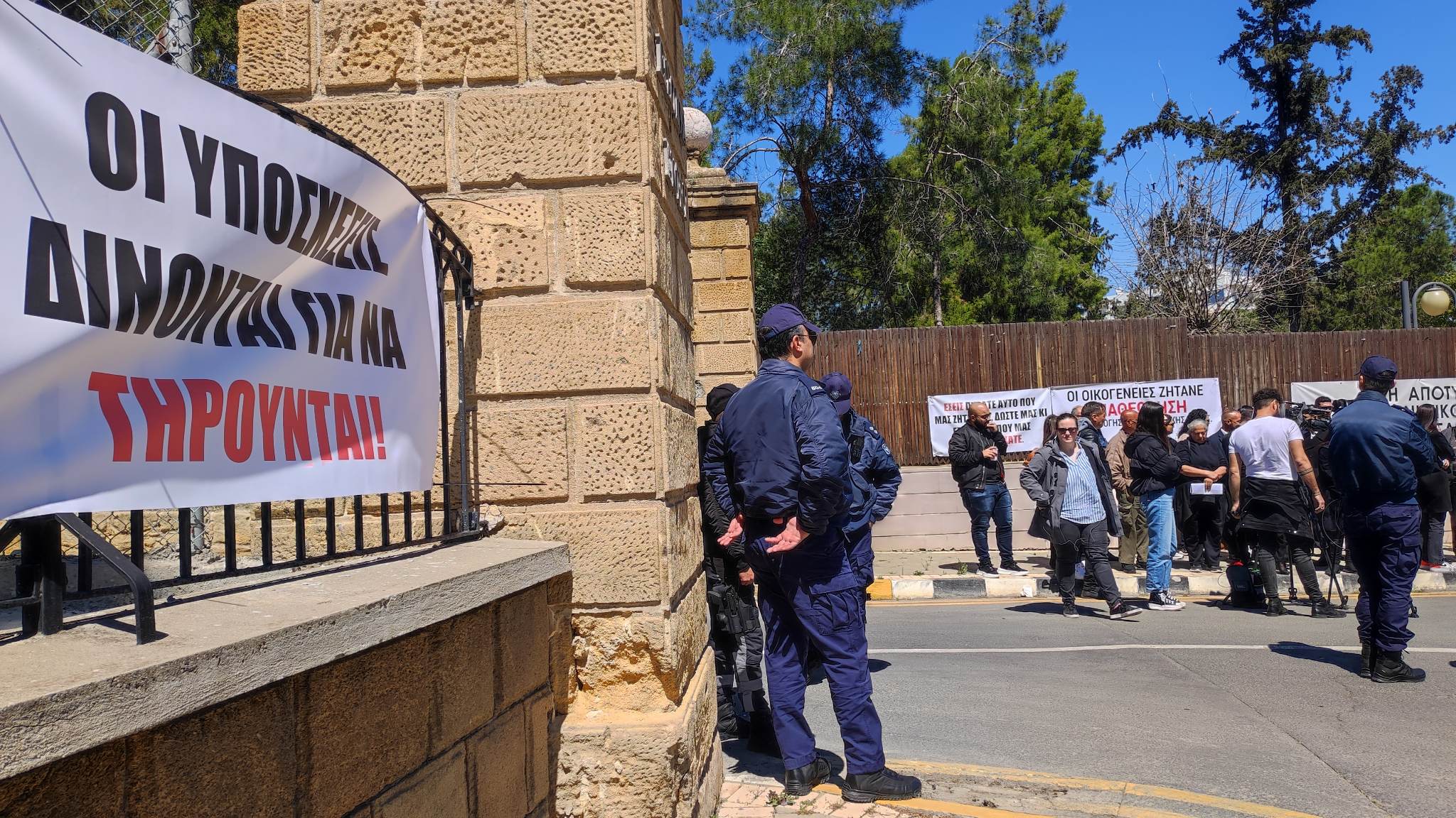 ΦΩΤΟ: Έξω από το Προεδρικό οι συγγενείς των φυλακισμένων, φωνάζουν για τις χάρες