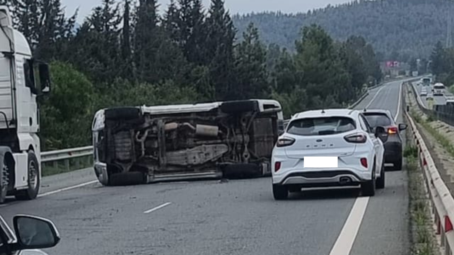 ΦΩΤΟ: Όχημα αναποδογυρίστηκε στον αυτοκινητόδρομο, σε συναγερμό οι Αρχές