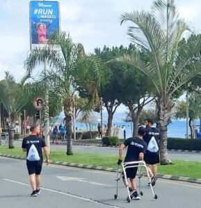 ΦΩΤΟ: Άτομο με κινητικά προβλήματα συμμετέχει στο Μαραθώνιο Λεμεσού και συγκινεί