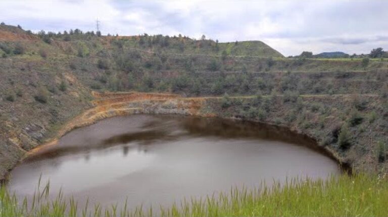 Η Κόκκινη Λίμνη του Μαθιάτη