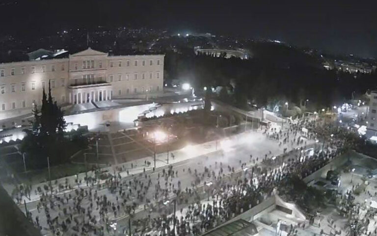 Ένταση στο Σύνταγμα: Μολότοφ και χημικά στη διαμαρτυρία για τα Τέμπη