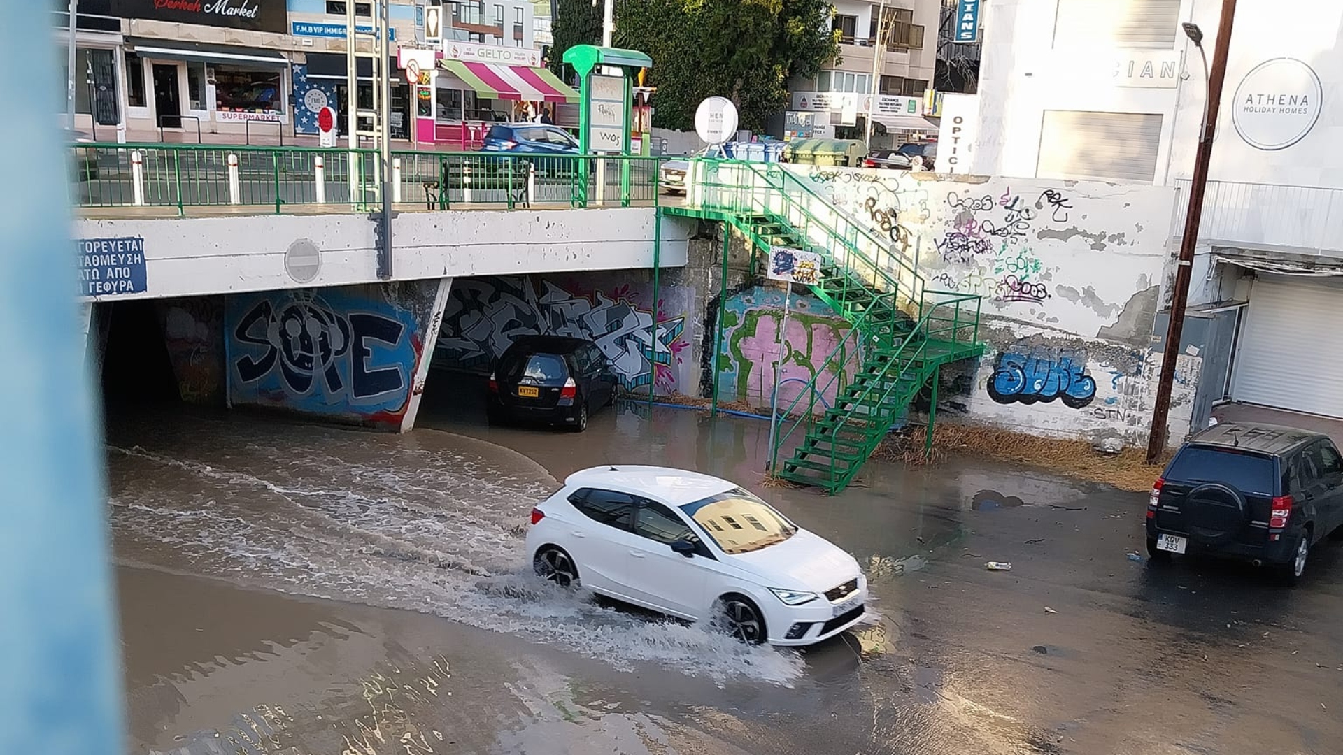 ΒΙΝΤΕΟ&ΦΩΤΟ: Πάρκινγκ-ποτάμι στον Ποταμό Γερμασόγειας από την έντονη βροχόπτωση