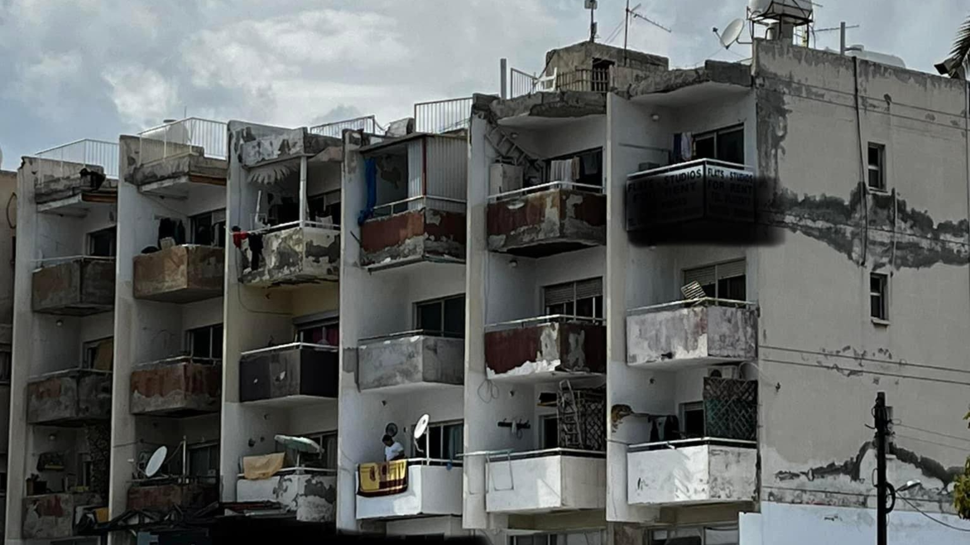 ΦΩΤΟ: Έξι χρόνια, δέκα συσκέψεις για επικίνδυνες πολυκατοικίες στη Γερμασόγεια