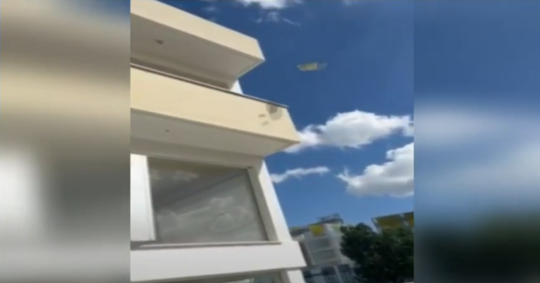 Γυναίκες πετούν ότι βρουν από το μπαλκόνι και προκαλούν αναστάτωση στη γειτονιά
