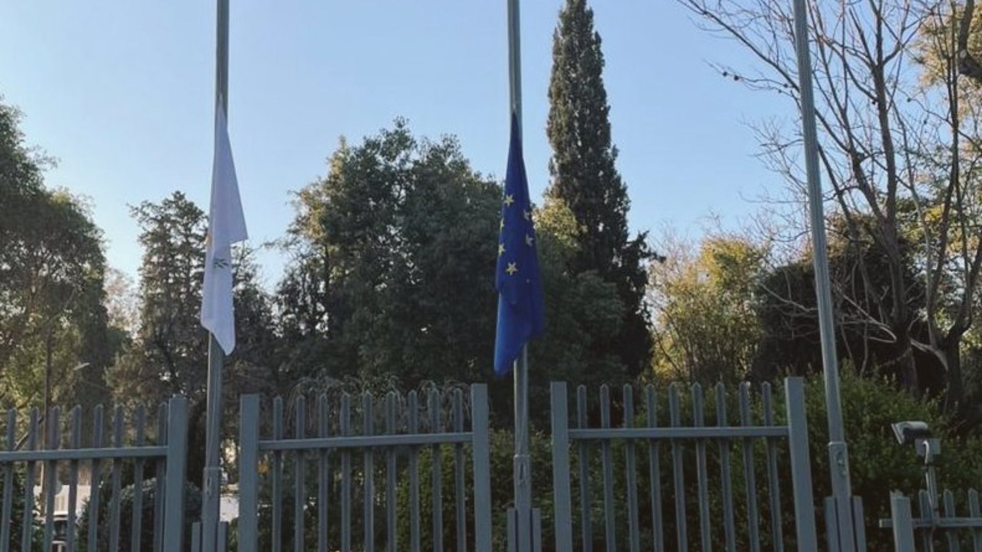 Μεσίστιες οι σημαίες στη Βουλή των Αντιπροσώπων για τη σιδηροδρομική τραγωδία