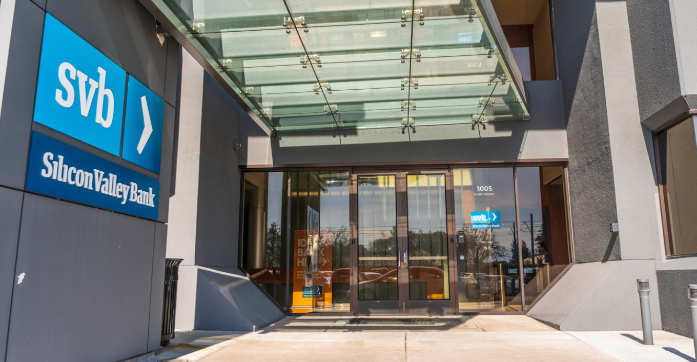 Κατέρρευσε η Silicon Valley Bank, γιατί βυθίζονται οι μετοχές διεθνώς