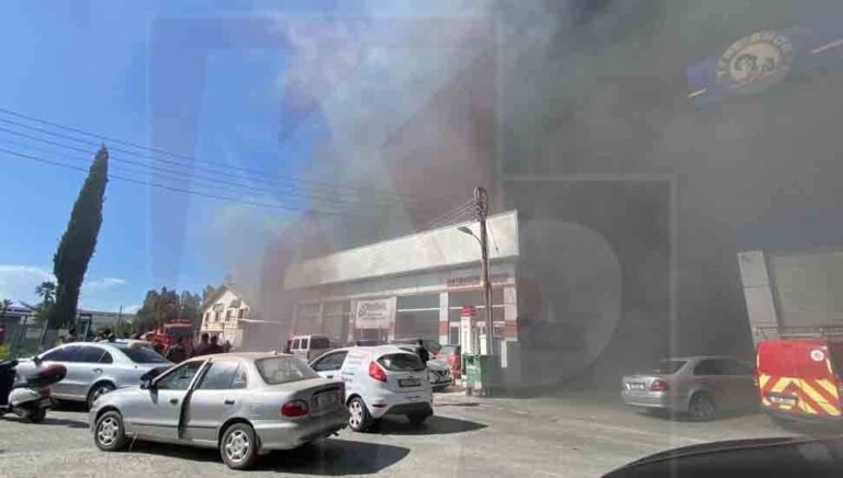 Δύο άτομα στο νοσοκομείο από την μεγάλη φωτιά στα κατεχόμενα