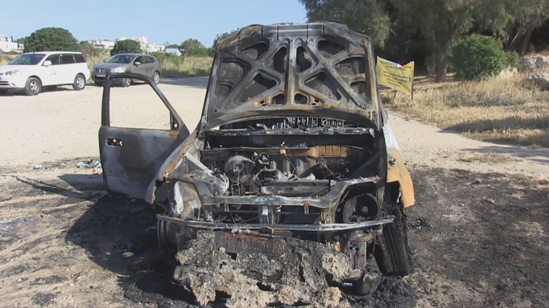 ΦΩΤΟ: Με την όπισθεν μπήκαν στο περίπτερο και το φαρμακείο, έκαψαν το όχημα