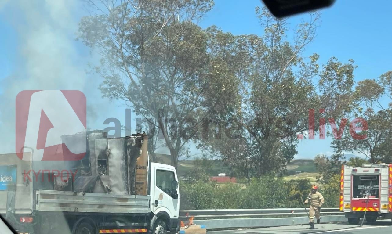 Σε συναγερμό η Πυροσβεστική: Φωτιά σε εν κινήσει όχημα στον αυτοκινητόδρομο