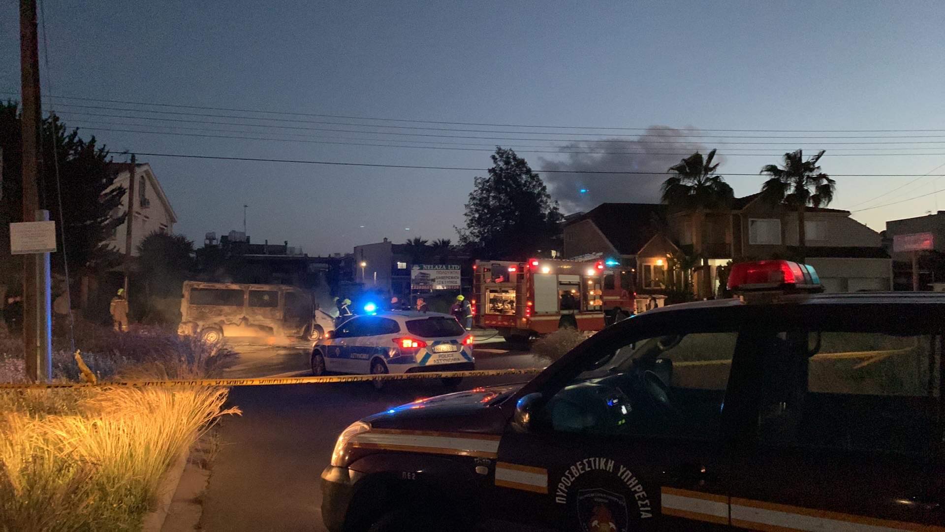 ΒΙΝΤΕΟ/ΦΩΤΟ: Όχημα τυλίχθηκε στις φλόγες σε κατοικημένη περιοχή στη Λακατάμια