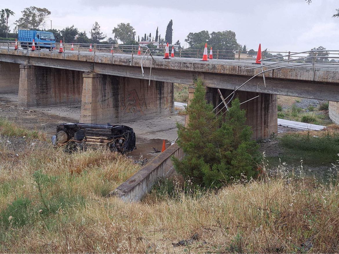 ΦΩΤΟ: Όχημα βρέθηκε από τη γέφυρα στο ποτάμι, στο νοσοκομείο ο οδηγός