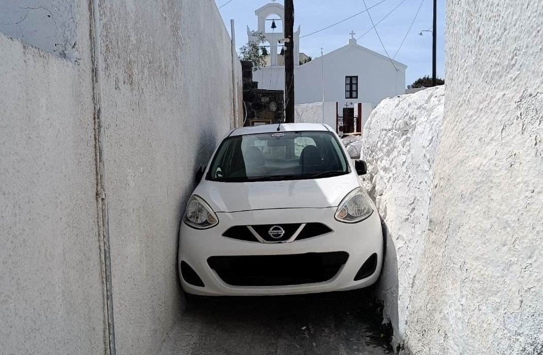 ΦΩΤΟ: Viral έγινε αυτοκίνητο που σφήνωσε μέσα σε στενό δρομάκι της Σαντορίνης