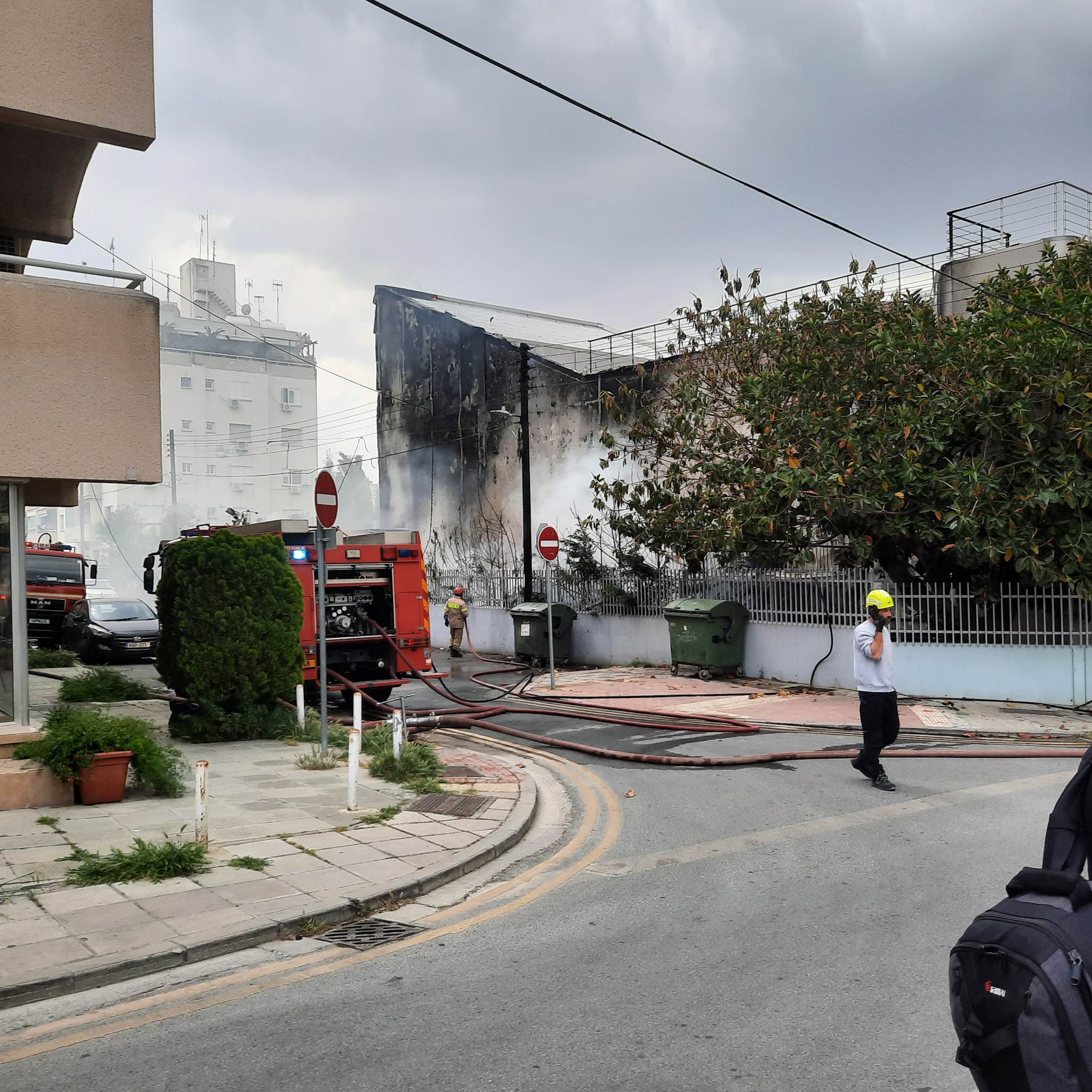 ΒΙΝΤΕΟ: Ψάχνουν για παγιδευμένα άτομα στο φλεγόμενο Ρωσικό Πολιτιστικό Κέντρο