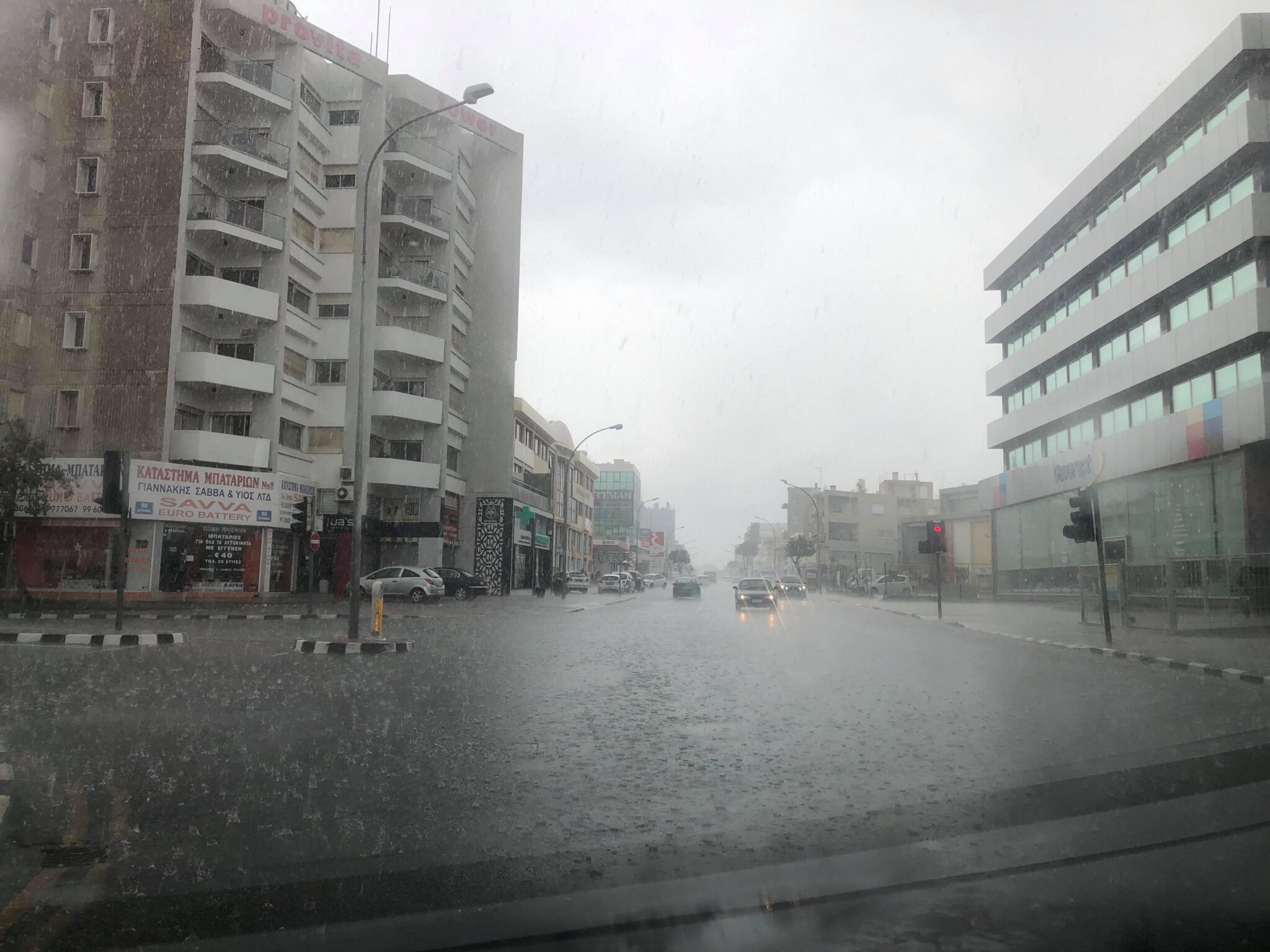 ΒΙΝΤΕΟ: «Άνοιξαν» οι ουρανοί στη Λεμεσό, καταιγίδες και έντονη χαλαζόπτωση