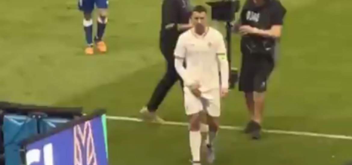 Κριστιάνο Ρονάλντο: Απειλείται με απέλαση λόγω άσεμνης χειρονομίας και… Μέσι