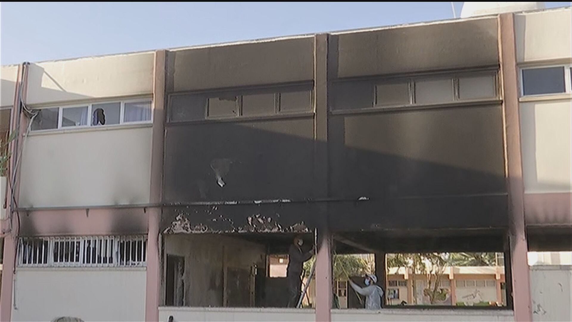 «Τρέχουν» να αποκαταστήσουν τις ζημιές από τη φωτιά στο Γυμνάσιο Αγίου Βασιλέιου