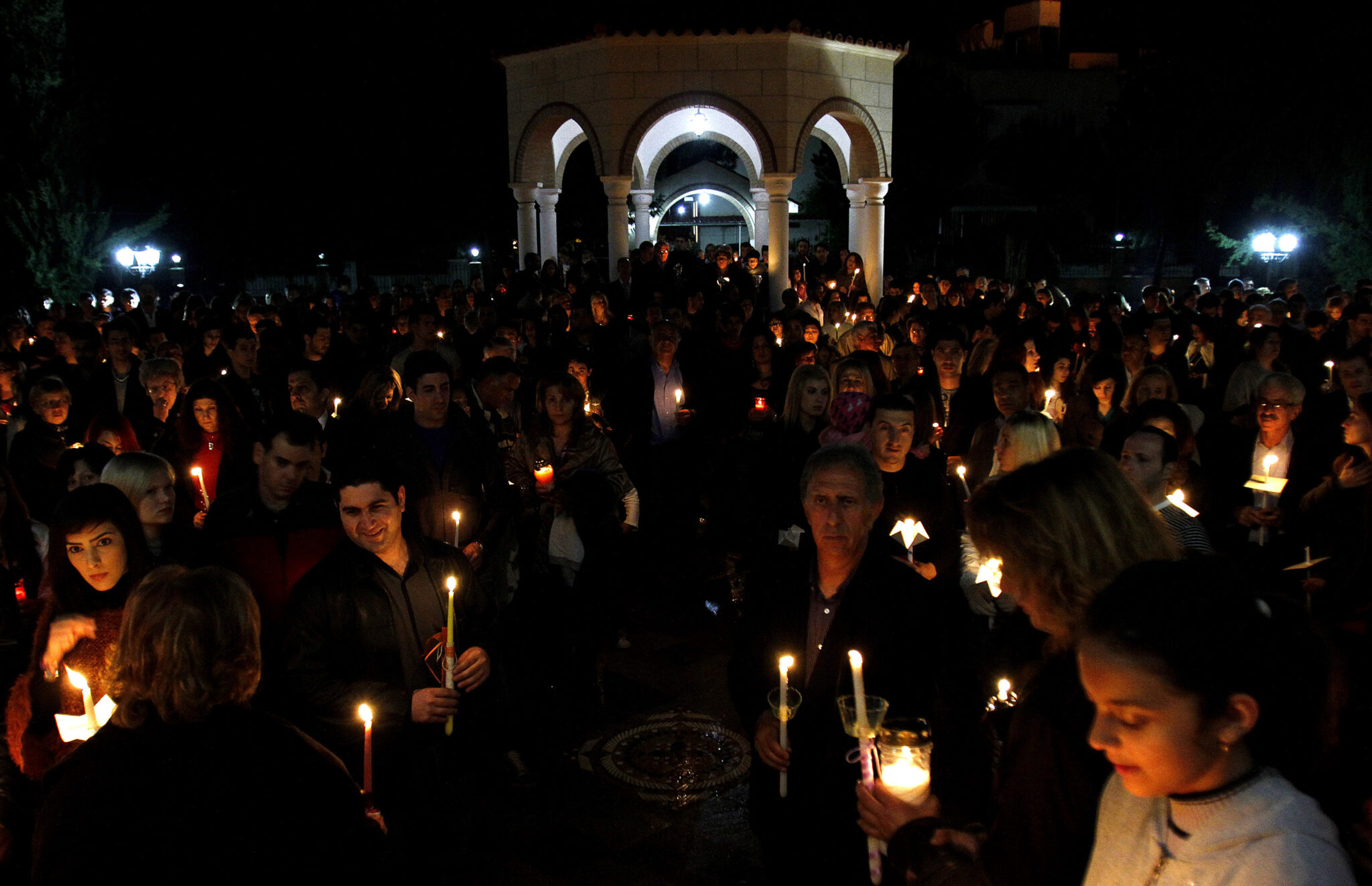Με λαμπρότητα και κατάνυξη η Κύπρος γιόρτασε την Ανάσταση