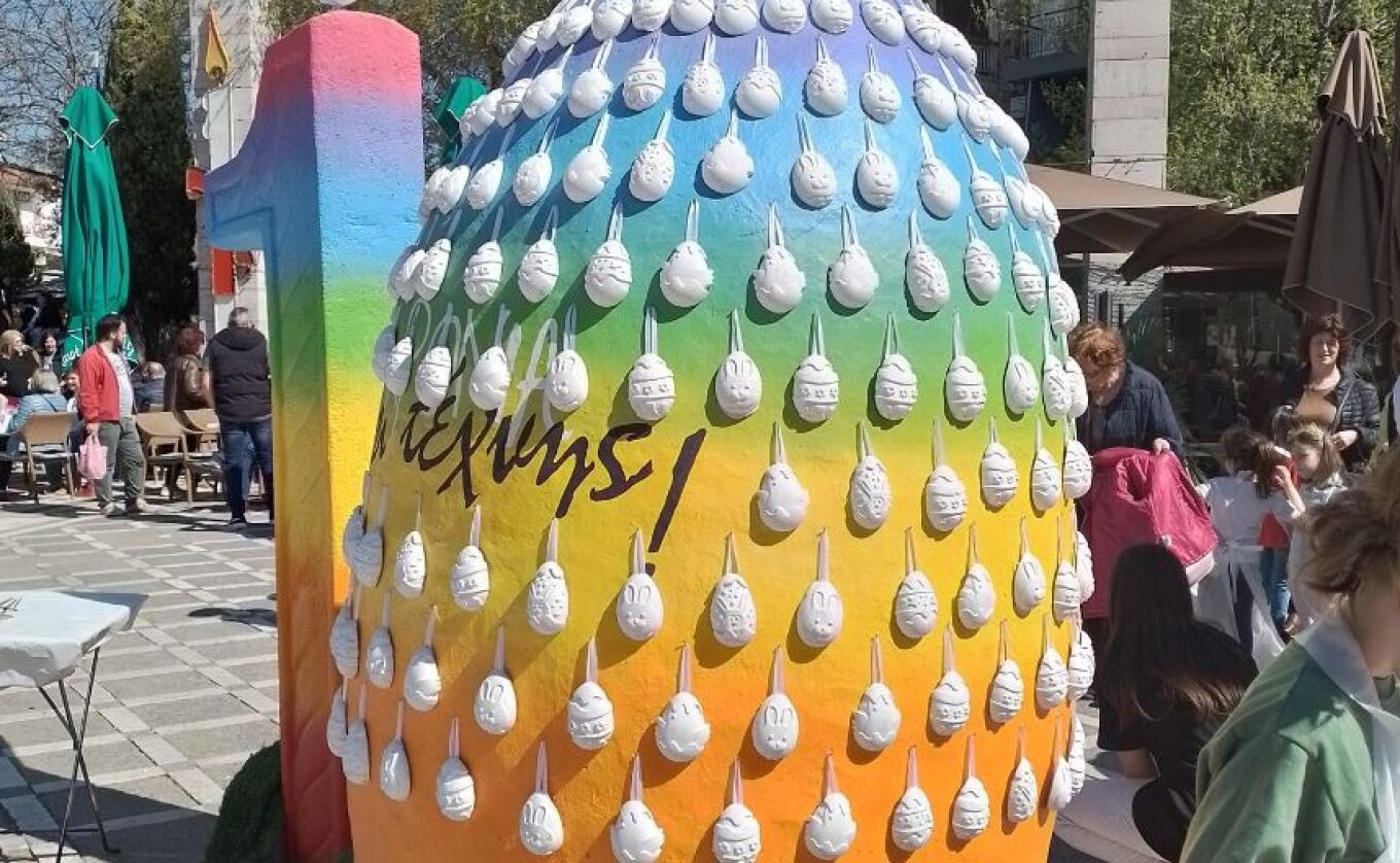 Δίχασε το αυγό-«γίγας»: Σωρεία ομοφοβικών και σεξιστικών σχολίων (ΦΩΤΟ)