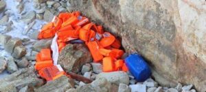 Βρήκαν παρατημένα σωσίβια στις Θαλασσινές Σπηλιές, ψάχνουν τους μετανάστες