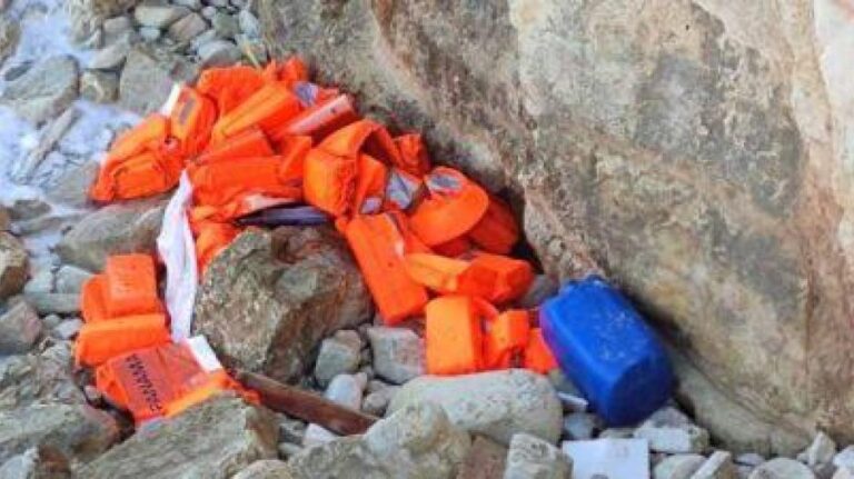 Λύθηκε το μυστήριο με τα παρατημένα σωσίβια στην Πέγεια