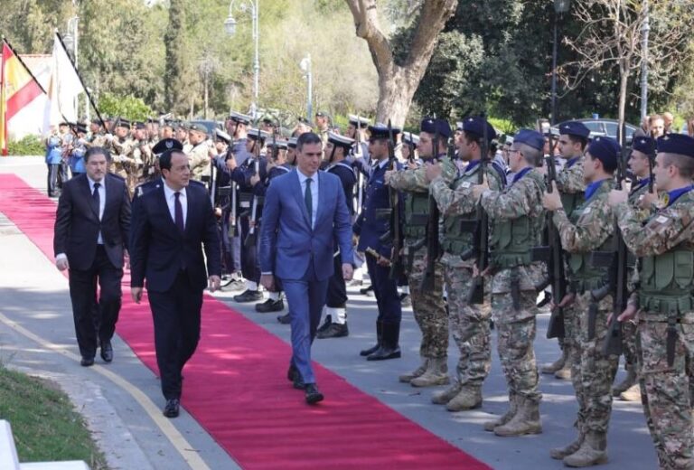 Στο Προεδρικό ο Σάντσεθ: Κατέθεσε στεφάνι και περπάτησε στο κόκκινο χαλί