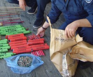 Ανήλικος έκρυβε στο σπίτι του και σε όχημα του πατέρα του πάνω από 1000 κροτίδες