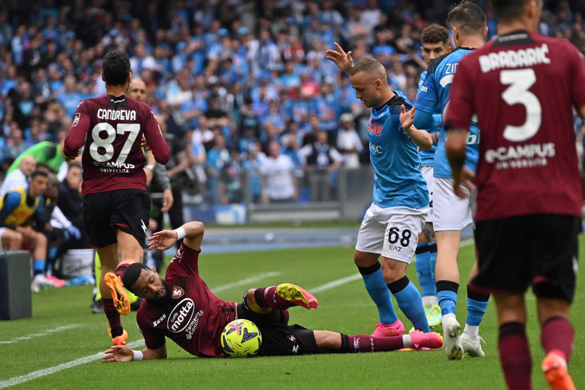 Αναβολή στη στέψη της Νάπολι, «χάλασε» το πάρτι η Σαλερνιτάνα