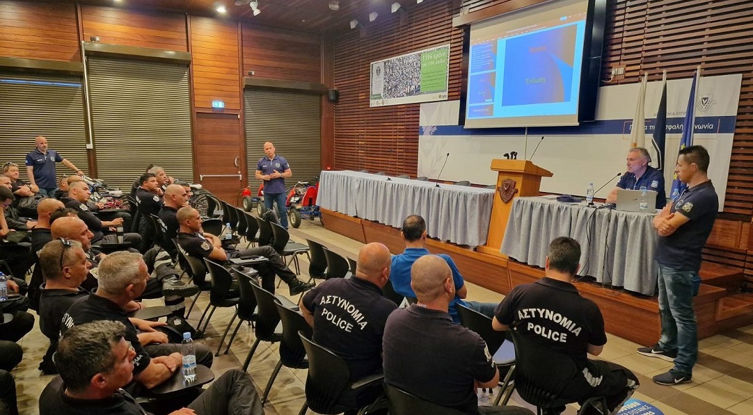 ΦΩΤΟ: Δικυκλιστές της Αστυνομίας εκπαιδεύονται από μέλη της ΕΛ.ΑΣ.